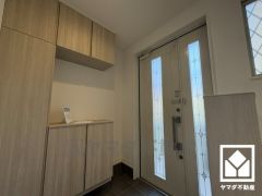 ドアの窓から光が差し込み、外出時にも帰宅時にも、明るい気持ちになれる玄関です。たっぷりの収納スペースも完備。家族の靴もしっかり収納できるので、玄関がいつも片付き、気持ちよくお客様を迎えられます。