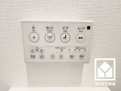 温水洗浄便座付きで、季節を問わずいつでも温かい便座をお使いいただけます。