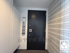 玄関ドアは防犯性に優れたダブルロックドアです。突然の来訪時でも安心なモニター付きインターホンも完備。お留守番中のお子様でも簡単に来訪者の確認ができます。