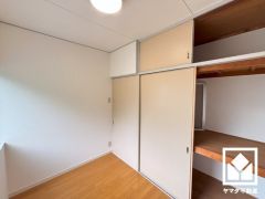 穏やかな暮らしを支える、豊かな収納。奥行きがあるので、収納力も申し分ありません。