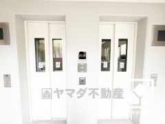 複数基のエレベーターを設置し、待ち時間を短縮。快適な住まいへのアクセスをスムーズに。