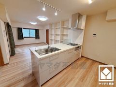 リビングをスッキリ見渡せるフラットタイプのカウンターキッチンなので配膳や片付けがしやすく、お料理中でもお子様の様子が分かって安心です。