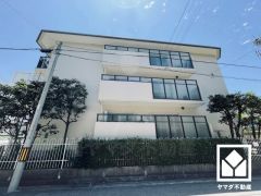 キッチンは空間を有効活用できる壁付けタイプ。