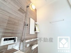 ナチュラルな木目調のアクセントパネルは落ち着いた雰囲気を演出してくれます。