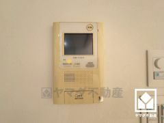 突然の来訪時でも安心なモニター付きインターホンを完備。お留守番中のお子様でも簡単に来訪者の確認ができます。