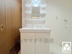 収納付きでスッキリお使い頂ける洗面台です。洗面ボウルが広めなので、忙しい朝でも身支度がしやすく時短になります。