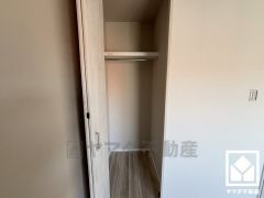 クローゼットは奥行きがあるので、収納力も申し分ありません。お洋服はもちろん、スーツケースなどの大物もしっかり収納できます。