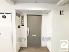 シンプルで洗練された玄関デザイン。帰るたびにホッとできる、心地よい住まいの入り口。