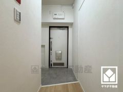 白を基調とした明るい玄関で、毎日を爽やかにスタート。広々とした開放感と清潔感あふれる空間が、訪れる人々を温かく迎えます。