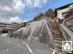 「コープ甲陽園」まで徒歩9分、「セブンイレブン西宮上ヶ原十番町店」まで徒歩12分、「ファミリーマート甲陽園駅前」まで徒歩14分など、お買い物施設が徒歩圏内に複数あり便利な住環境です。