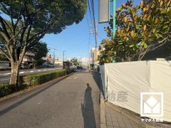 「関西スーパー鳴尾店」まで徒歩3分など、お買い物施設が徒歩圏内に複数あり便利な住環境です。「甲子園浜小学校」も徒歩8分となっており、低学年のお子様も安心して通学していただけます。