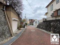 東側前面道路幅員約6.9mとゆったりとした広さがあるのでファミリーカー等の車の出入れも楽にできます。