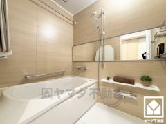 1日の疲れを癒す浴室でゆったりリフレッシュ。ナチュラルな木目調のパネルは落ち着いた雰囲気を演出してくれます。鏡が横長なので、お子様でも見やすく便利です。