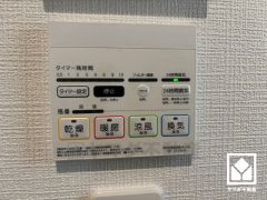 浴室暖房乾燥機付き。真冬の寒い浴室を暖かく、また雨の日の洗濯物の乾燥にと多用途に活躍する機能です。