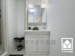 収納付きでスッキリお使い頂ける3面鏡の洗面台です。洗面ボウルが広めなので、忙しい朝でも身支度がしやすく時短になります。