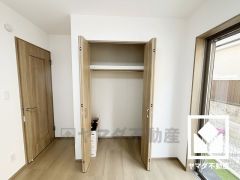 納戸はクローゼット付きの居室としてもお使いいただけます。独立したお部屋なのでプライベートな時間をゆったり過ごせそうです。