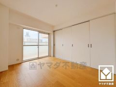 約5.4帖の洋室です。リビングに隣接した引き戸のお部屋となっており、一体利用も可能です。