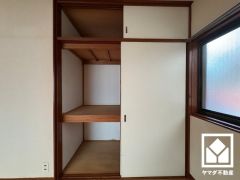 押入にはお客様用の座布団や寝具も収納可能です。
