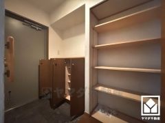 玄関にはたっぷりの収納スペースを完備。家族の靴もしっかり収納できるので、玄関がいつも片付き、気持ちよくお客様を迎えられます。