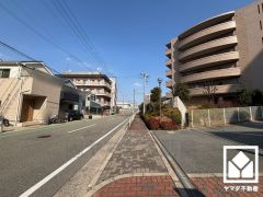 15階建て10階部分で前面に視界を遮る高い建物がなく、見晴らしの良い景色が広がります。開放感あふれる眺望と利便性が融合した住まい──穏やかな毎日をここから。