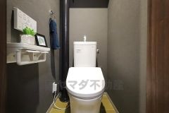 明るく清潔感溢れるトイレです。温水洗浄便座付きで、季節を問わずいつでも温かい便座をお使いいただけます。