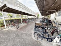 屋根付き駐輪場なので、雨や風、直射日光から自転車を守ることができます（1台目は月額200円。2台目から月額300円）。門扉付きのバイク置き場もございます。（月額1000円。別途保証金10000円）