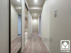 シンプルで洗練された玄関スペース。帰るたびにホッとできる、心地よい住まいの入り口。お出かけの前のチェックにも便利な鏡付きです。