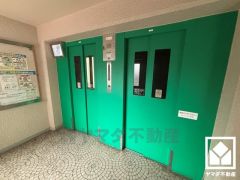 複数基のエレベーターを設置し、待ち時間を短縮。快適な住まいへのアクセスをスムーズに。