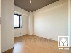 柔らかな光が差し込む洋室、快適で落ち着いた住まい。