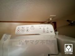 温水洗浄便座付きで、季節を問わずいつでも温かい便座をお使いいただけます。