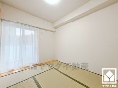 約5帖の和室です。バルコニーにつながるお部屋で、通風・陽当たり良好。