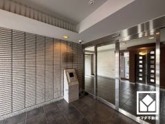 安心と快適を兼ね備えたエントランス。オートロック＆宅配ボックス完備で、暮らしの利便性を高めます。