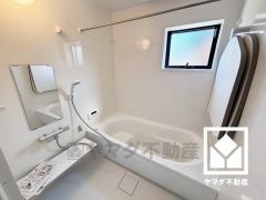 小窓が付いているので明るく、こもりがちな湿気もすぐ取り除くことができます。