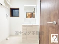 収納付きでスッキリお使い頂ける3面鏡の洗面台です。洗面ボウルが広めなので、忙しい朝でも身支度がしやすく時短になります。