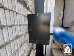 スッキリとしたスタイリッシュなデザインのダイヤル錠付きポストが設置されています。