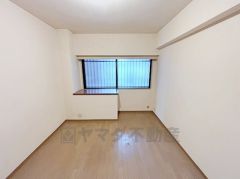 約6.4帖の洋室です。カウンターデスクがあり、ワークスペースやお子様の勉強机としてもお使いいただけます。窓際なので手元が明るく、作業がはかどります。