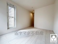 バルコニーにつながるお部屋で、通風・陽当たり良好。