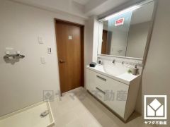 小さなお子様のお風呂上りもこのスペースがあればゆったりとして頂けます。室内洗濯機置場がございますので、天候に左右されず洗濯していただけます。