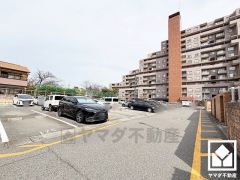 11階建て8階部分で前面に視界を遮る高い建物がなく、見晴らしの良い景色が広がります。開放感あふれる眺望と利便性が融合した住まい──穏やかな毎日をここから。