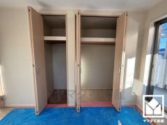 新たに家具を買わなくても良いので、ハンガーパイプ付きのクローゼットは嬉しいですね。