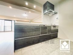 対面式キッチンなのでお料理中でもお子様の様子が分かって安心です。毎日の料理がもっとスムーズになる、便利な3口コンロ付き。