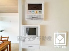 突然の来訪時でも安心なモニター付きインターホンを完備。お留守番中のお子様でも簡単に来訪者の確認ができます。