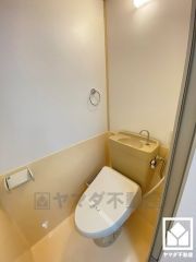 明るく清潔感溢れるトイレです。温水洗浄便座付きで、季節を問わずいつでも温かい便座をお使いいただけます。