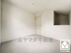 大きなニッチがあり、収納としては勿論、飾り棚や書棚などとしてもお使いいただけます。奥行きがあるので、収納力も申し分ありません。