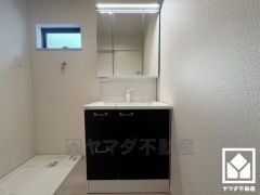 収納付きでスッキリお使い頂ける3面鏡の洗面台です。洗面ボウルが広めなので、忙しい朝でも身支度がしやすく時短になります。