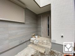 ドアのスリット窓から光が差し込み、外出時にも帰宅時にも、明るい気持ちになれる玄関です。