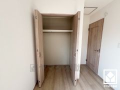 新たに家具を買わなくても良いので、ハンガーパイプ付きのクローゼットは嬉しいですね。