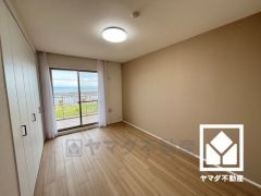 南西向きバルコニーで陽当たり、風通し良好。広々としているため、お洗濯物をたっぷりと干す事ができます。