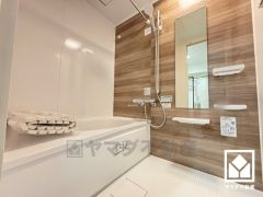 ゆったり足が伸ばせるので、毎日の疲れを癒やすバスタイムを実現。