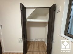 空間を無駄なく活用、階段下の賢い収納。